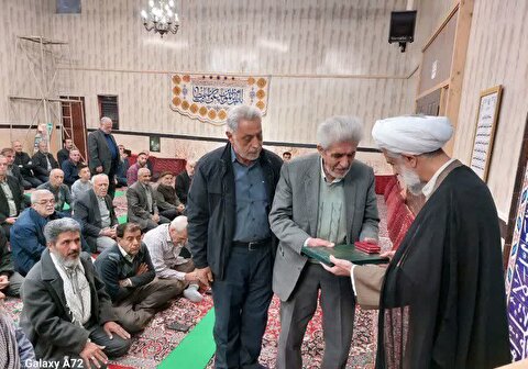 حضور خادمین ستاد عتبات عالیات طالقان در نماز جمعه و اهدای اسناد افتخار